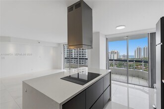 19101 NE 36th Pl in Aventura, FL - Foto de edificio - Building Photo