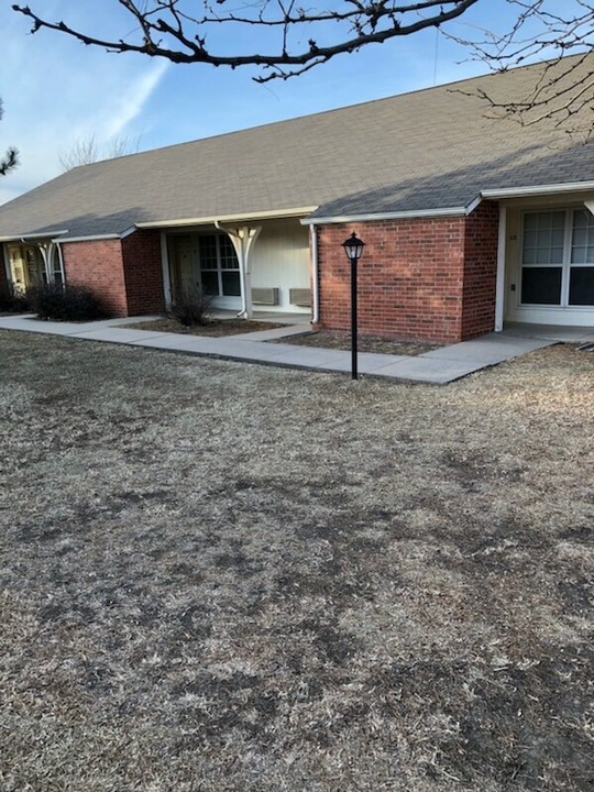 Oakwood Manor in Hillsboro, KS - Building Photo