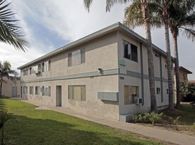 1816 W Crestwood Ln in Anaheim, CA - Building Photo
