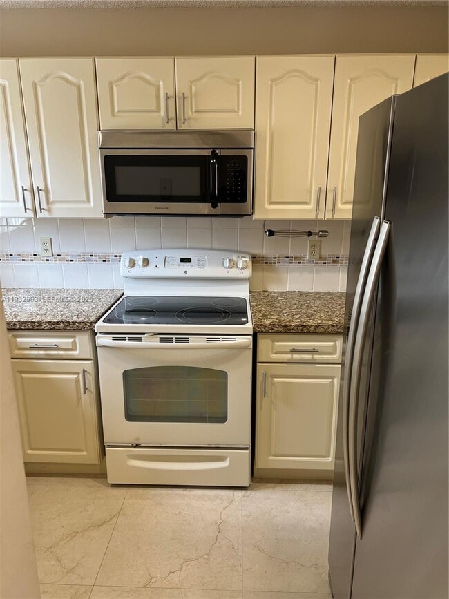 330 NW 114th Ave in Miami, FL - Building Photo - Building Photo