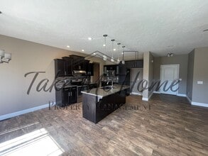 5752 E Gatehouse Dr in Strafford, MO - Building Photo - Building Photo