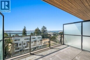 422 E 3rd St in North Vancouver, BC - Building Photo