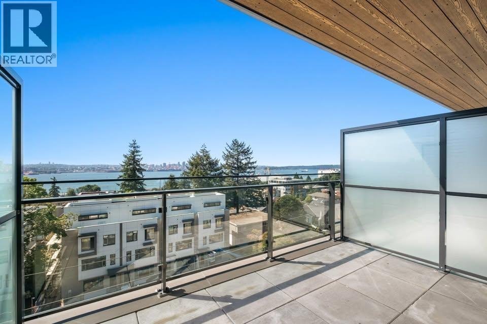 422 E 3rd St in North Vancouver, BC - Building Photo