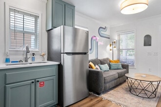 1911 Government St in Ocean Springs, MS - Building Photo - Building Photo