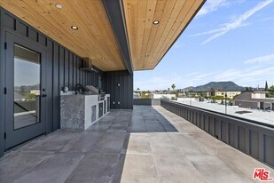 4825 Satsuma Ave in Los Angeles, CA - Building Photo