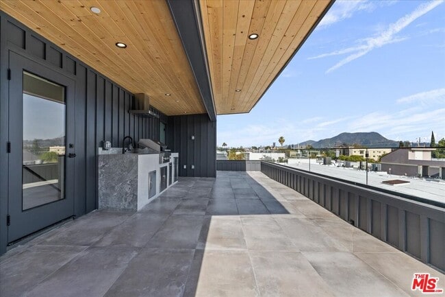 property at 4825 Satsuma Ave