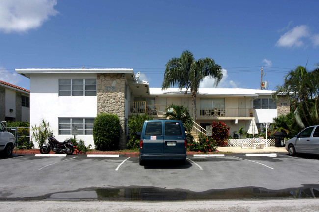 2701 NE 49th St in Fort Lauderdale, FL - Foto de edificio - Building Photo