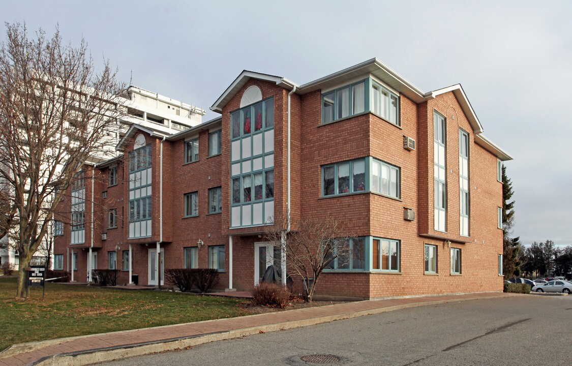 Rosslyn Arms in Oshawa, ON - Building Photo