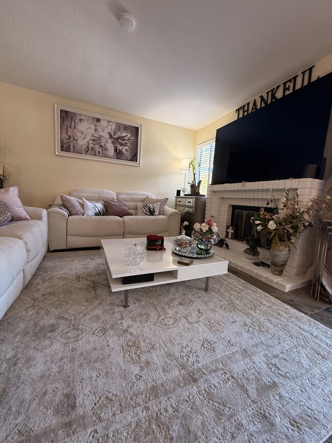property at 524 Via De La Valle