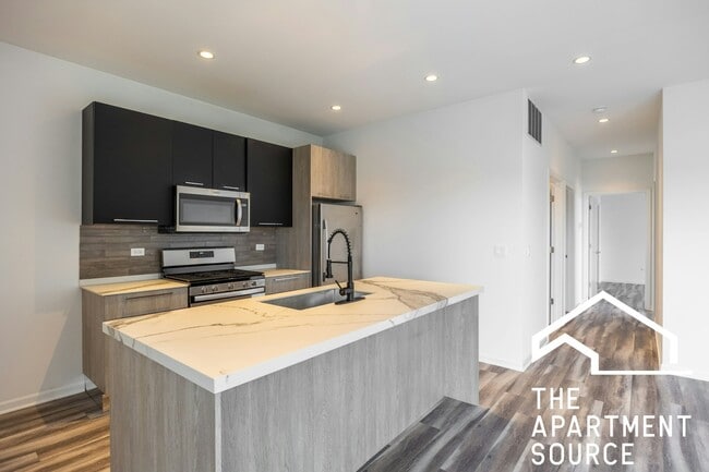 2533 W Fullerton Ave in Chicago, IL - Building Photo - Building Photo