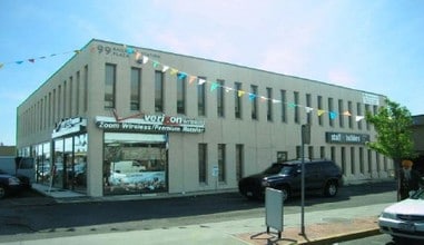 99 Newbridge Rd in Hicksville, NY - Foto de edificio - Building Photo