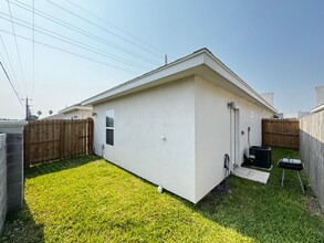 3012 West Dr, Unit Unit 2 in Edinburg, TX - Foto de edificio - Building Photo