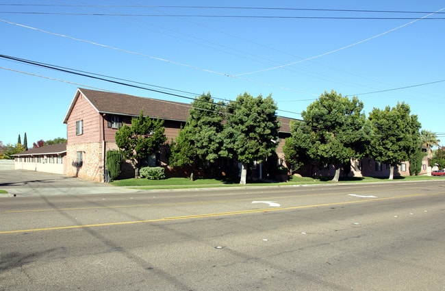 Colonial Gardens Apartments in El Cajon, CA - Building Photo - Building Photo