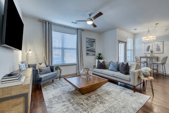 Tacara at Stone Oak in San Antonio, TX - Foto de edificio - Building Photo