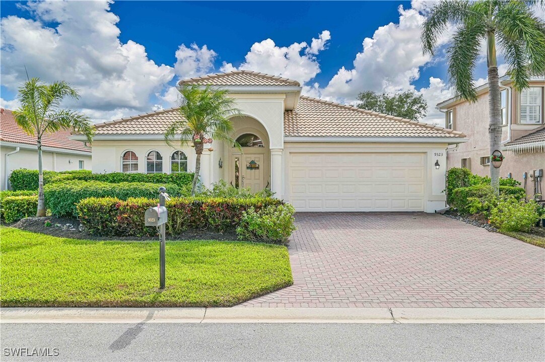 9323 La Bianco St in Ft. Myers, FL - Foto de edificio