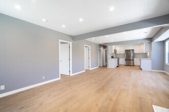 1049 W 62nd St in Los Angeles, CA - Building Photo - Building Photo