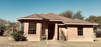 1305 James Cir in Pharr, TX - Building Photo