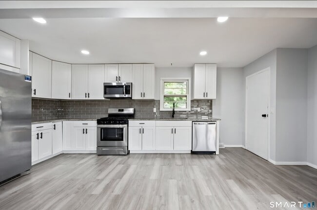 456 N Walnut St in Waterbury, CT - Building Photo - Building Photo