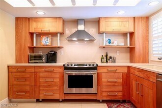 285 5th Ave S in Naples, FL - Foto de edificio - Building Photo