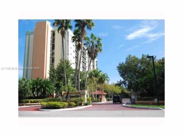 17011 N Bay Rd in Sunny Isles Beach, FL - Building Photo - Building Photo