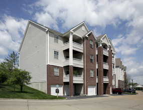 Carriage Place at Lake Chesterfield in Grover, MO - Foto de edificio - Building Photo