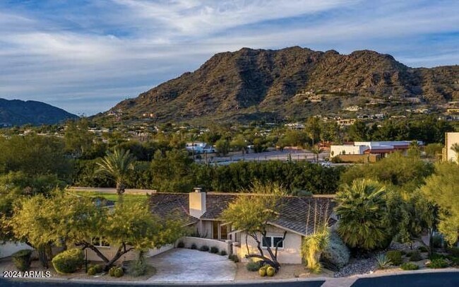 5635 E Lincoln Dr in Scottsdale, AZ - Foto de edificio - Building Photo