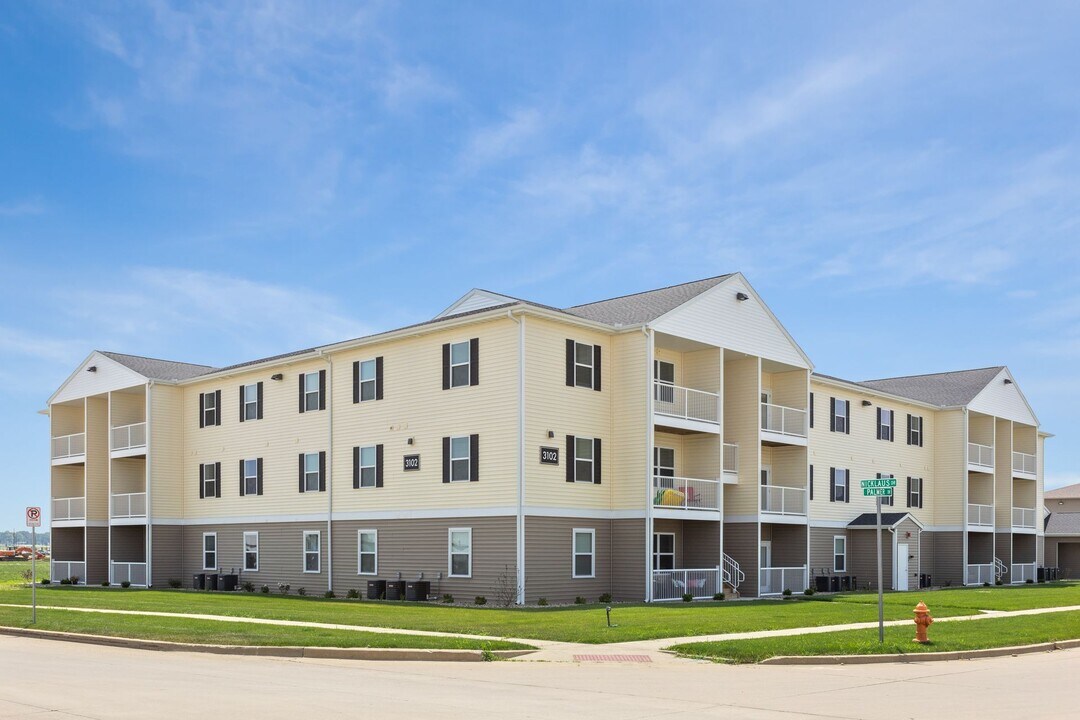 The Legends in Champaign, IL - Building Photo