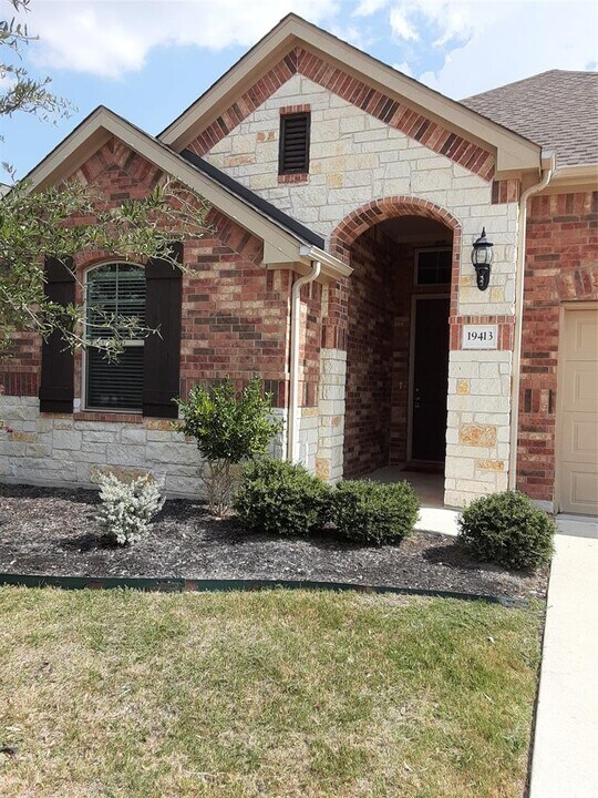 19413 Levels Trail in Pflugerville, TX - Building Photo