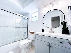 1313 NE 118th St in Miami, FL - Foto de edificio - Building Photo