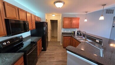 2393 Arcadia Dr in Canton Township, MI - Foto de edificio - Building Photo