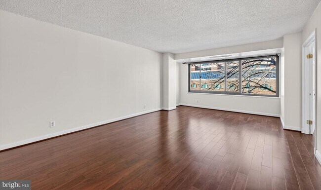 1077 30th St NW in Washington, DC - Building Photo - Building Photo