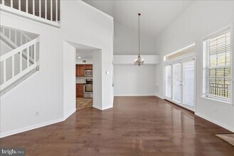 1304F Garden Wall Cir in Reston, VA - Foto de edificio - Building Photo