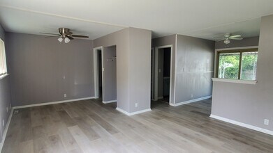 805 Hemphill Rd in Flint, MI - Building Photo - Building Photo