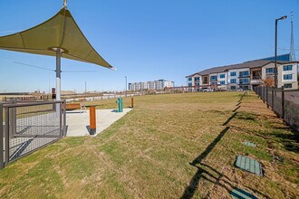 Emblem Ravine in Dallas, TX - Foto de edificio - Building Photo