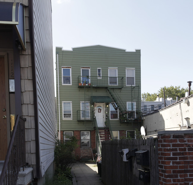 110 Frost St in Brooklyn, NY - Foto de edificio - Building Photo