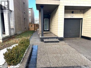 193 Huguenot Rd in Oakville, ON - Building Photo - Building Photo