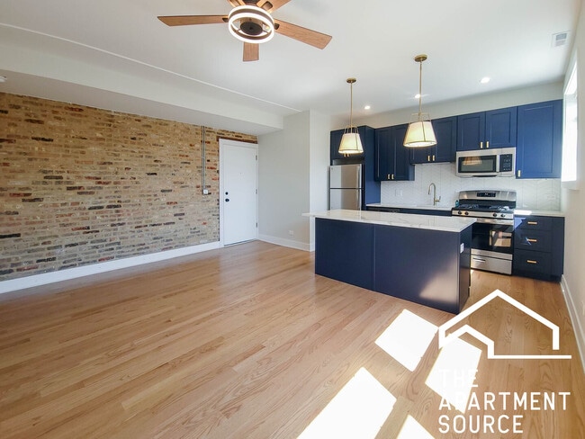 2020 W Montrose Ave, Unit 2C in Chicago, IL - Building Photo - Building Photo