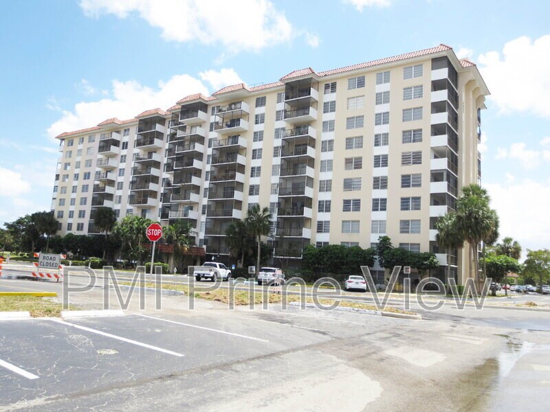 4164 Inverrary Dr in Lauderhill, FL - Building Photo