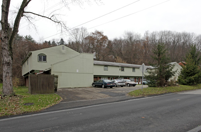 915 Sleepy Hollow Rd in Pittsburgh, PA - Foto de edificio - Building Photo