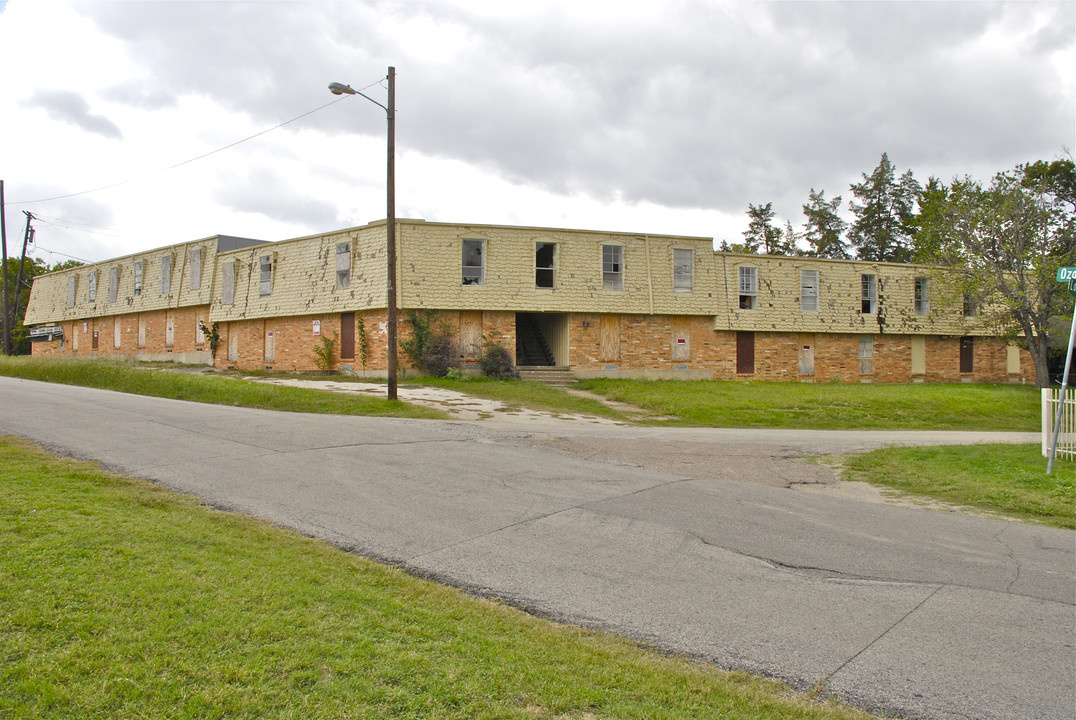 Cedar Crest Apartments in Dallas, TX - Building Photo