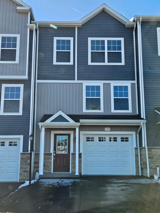 112 Dolomite Dr in Port Matilda, PA - Foto de edificio