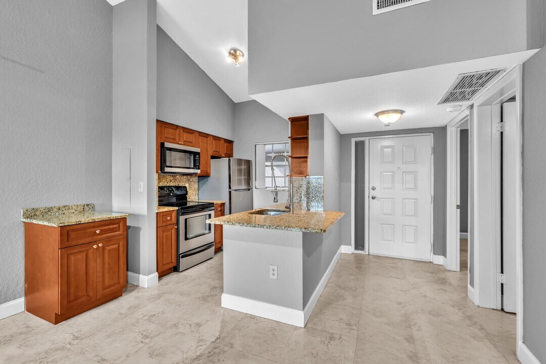 2841 N Oakland Forest Dr in Oakland Park, FL - Building Photo