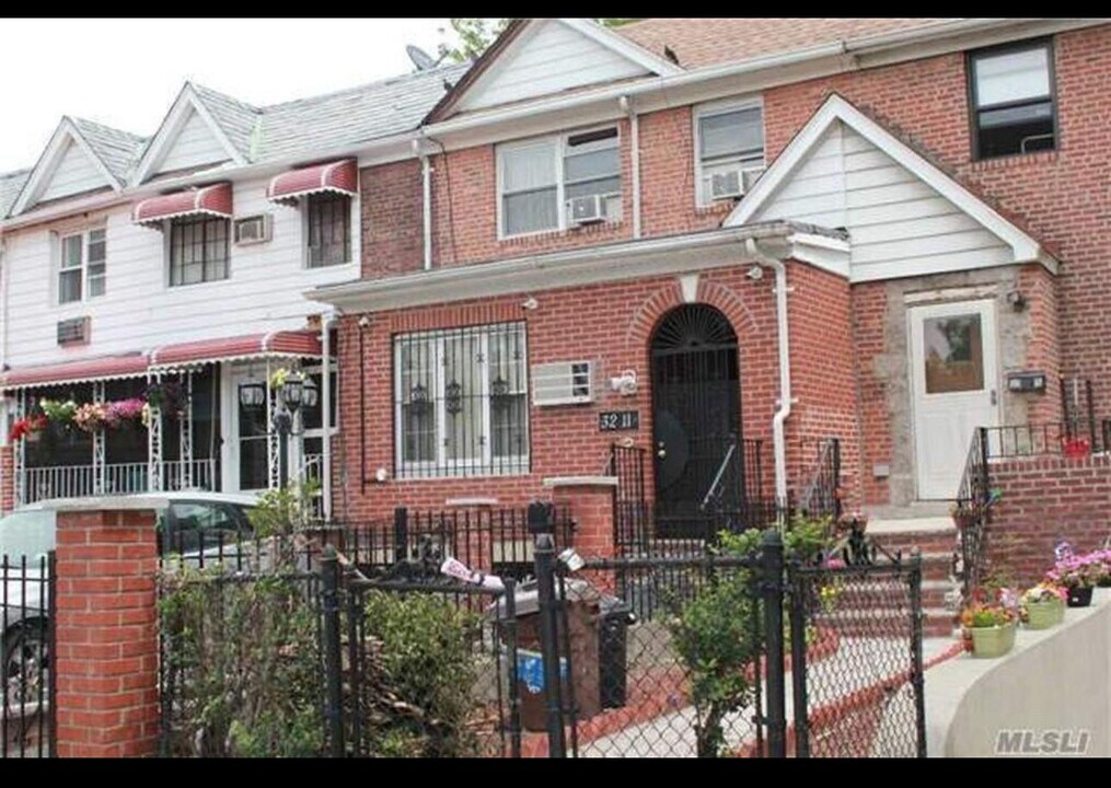32-11 69th St in Queens, NY - Building Photo
