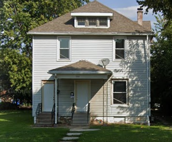 2216 W 3rd St, Unit DOWNSTAIRS in Davenport, IA - Building Photo