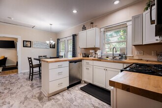 200 Hunter St in Cary, NC - Building Photo - Building Photo