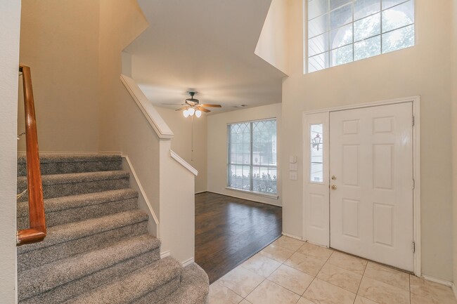 2100 Royal Oak Dr in Bedford, TX - Foto de edificio - Building Photo
