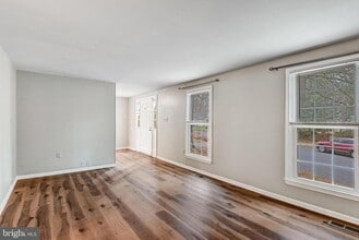 5847 New England Woods Dr in Burke, VA - Building Photo - Building Photo