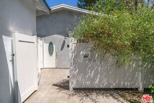 19613 Haynes St in Los Angeles, CA - Building Photo