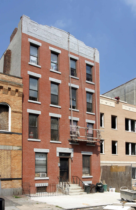 139 Jefferson Ave in Brooklyn, NY - Building Photo