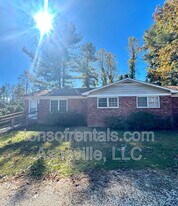 1614 Brevard Rd in Hendersonville, NC - Building Photo